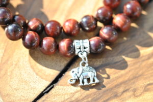 Doppeltes Tigerauge rot Armband, Elefant