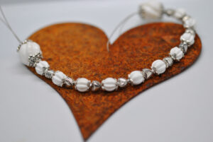 Fensterhänger mit weisser Muschel und rostigem Herz