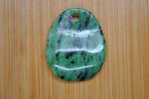 Zoisit mit Rubin (Anyolith)